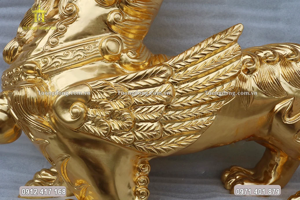 Đôi cánh của linh vật tỳ hưu được chạm khắc tỉ mỉ và sắc nét